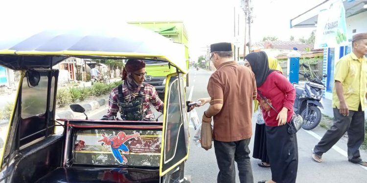 Pemerintah Kecamatan Buntulia Membagikan Takjil Puasa Kepada Pengendara dan Masyarakat, di jl trans Sulawesi, di desa Buntulia Utara, Kecamatan Buntulia, Pohuwato, Kamis (13/4/2023).  (Yusuf/Gopos)