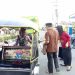 Pemerintah Kecamatan Buntulia Membagikan Takjil Puasa Kepada Pengendara dan Masyarakat, di jl trans Sulawesi, di desa Buntulia Utara, Kecamatan Buntulia, Pohuwato, Kamis (13/4/2023).  (Yusuf/Gopos)