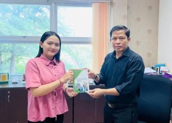 Mahasiswa PG PAUD UNG Ni Nyoman Mulia Purwati menyerahkan buku hasil karyanya kepada Dekan FIP UNG Dr. Arwildayanto, M.Pd (Dok. UNG)