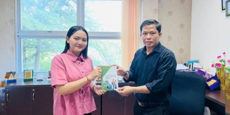 Mahasiswa PG PAUD UNG Ni Nyoman Mulia Purwati menyerahkan buku hasil karyanya kepada Dekan FIP UNG Dr. Arwildayanto, M.Pd (Dok. UNG)