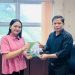 Mahasiswa PG PAUD UNG Ni Nyoman Mulia Purwati menyerahkan buku hasil karyanya kepada Dekan FIP UNG Dr. Arwildayanto, M.Pd (Dok. UNG)