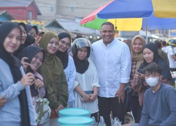 Eduart Wolok saat ngabuburit di Depan Kampus Utama UNG (Dok. UNG)