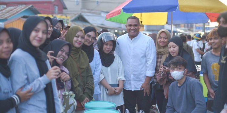 Eduart Wolok saat ngabuburit di Depan Kampus Utama UNG (Dok. UNG)