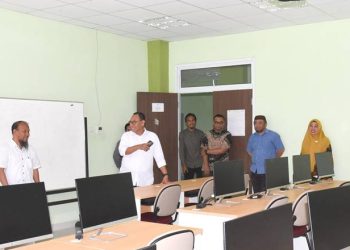 Wakil Rektor Bidang Akademik Dr. Harto Malik, M.Hum., saat meninjau kesiapan fasilitas ujian UTBK-SNBT 2023 (Dok. UNG)
