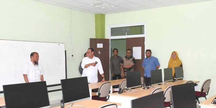 Wakil Rektor Bidang Akademik Dr. Harto Malik, M.Hum., saat meninjau kesiapan fasilitas ujian UTBK-SNBT 2023 (Dok. UNG)