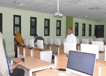 Wakil Rektor Bidang Akademik Dr. Harto Malik, M.Hum saat meninjau fasilitas laboratorium komputer UNG untuk kesiapan ujian UTBK-SNBT 2023 (Dok UNG)