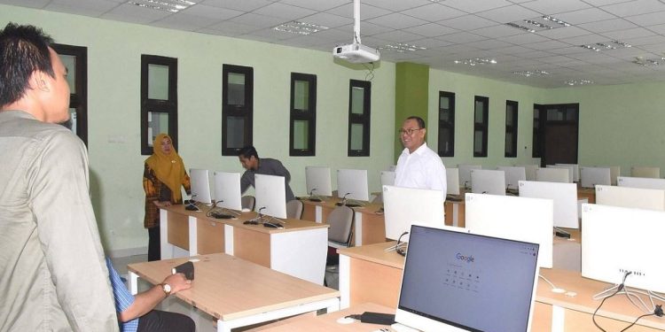 Wakil Rektor Bidang Akademik Dr. Harto Malik, M.Hum saat meninjau fasilitas laboratorium komputer UNG untuk kesiapan ujian UTBK-SNBT 2023 (Dok UNG)