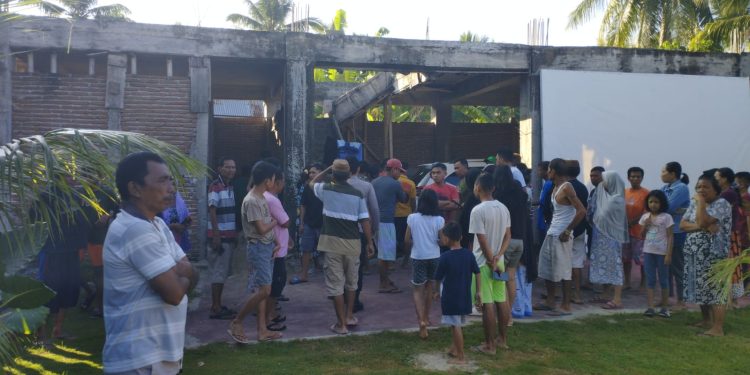 Suasana rumah Wakil Ketua DPRD Kabupaten Gorontalo Irwan Dai usai ditemukan seorang kerabatnya tewas gantung diri. (F. Istimewa)