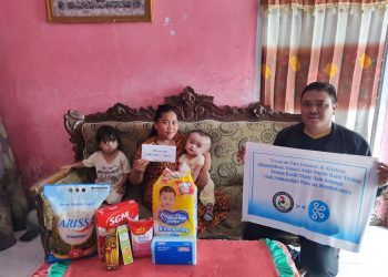 Keluarga Mohamad Nurhaidan Taufiq yang memiliki balita penderita hidrosefalus butuh bantuan usai barang-barangnya terbakar pada peristiwa kebakaran di kelurahan Tamalate, Kecamatan Kota Timur, Ahad (9/4/2023). (F. fb Rizka Umar)