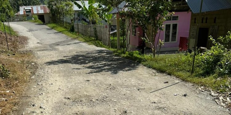 Akses jalan di Desa Popodu, Dunggala, Langge, Meranti yang rusak parah dan hingga sekarang tidak pernah mendapat perhatian Pemerintah Provinsi Gorontalo. (Foto Indra)