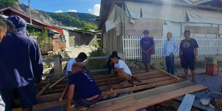 Anggota DPRD kota Gorontalo, Heriyanto Thalib saat ikut membantu warga membuat jembatan darurat Donggala-Siendeng.(F. Sari)