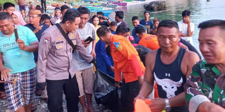 Tim SAR Gorontalo dibantu pihak kepolisian dan TNI saat mengevakuasi jasad korban di pesisir pantai Desa Bintalahe, Kecamatan Kabila Bone, Kabupaten Bone Bolango, Selasa (25/4/2023). (F. SAR Gorontalo)