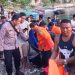 Tim SAR Gorontalo dibantu pihak kepolisian dan TNI saat mengevakuasi jasad korban di pesisir pantai Desa Bintalahe, Kecamatan Kabila Bone, Kabupaten Bone Bolango, Selasa (25/4/2023). (F. SAR Gorontalo)