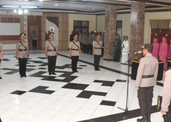 Wakapolda Gorontalo, Brigjen Pol Drs. Pudji Prasetijanto Hadi memimpin langsung upacara serah terima jabatan, bersama Pempat Pejabat Utama (PJU) Polda Gorontalo, Senin (10/4/2023), di Aula Titinepo, Polda Gorontalo. (foto.istimewa)