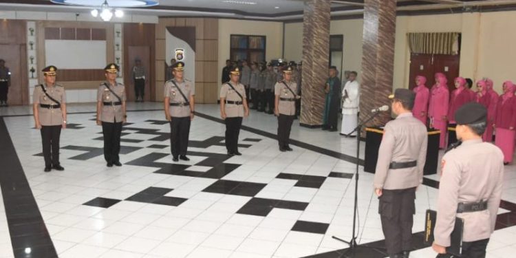 Wakapolda Gorontalo, Brigjen Pol Drs. Pudji Prasetijanto Hadi memimpin langsung upacara serah terima jabatan, bersama Pempat Pejabat Utama (PJU) Polda Gorontalo, Senin (10/4/2023), di Aula Titinepo, Polda Gorontalo. (foto.istimewa)