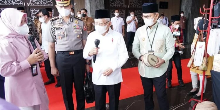 Wakil Presiden Ma'ruf Amin saat peninjauan pameran produk-produk halal UMKM Gorontalo di Hotel Aston, Jumat (14/4/2023). (F. Setwapres)