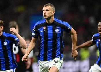 Reaksi Edin Dzeko (tengah) sesaat setelah mencetak gol pembuka Inter Milan di laga leg pertama semifinal Liga Champions lawan AC Milan di San Siro pada 11 Mei 2023. (ANTARA/AFP/GABRIEL BOUYS)