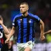 Reaksi Edin Dzeko (tengah) sesaat setelah mencetak gol pembuka Inter Milan di laga leg pertama semifinal Liga Champions lawan AC Milan di San Siro pada 11 Mei 2023. (ANTARA/AFP/GABRIEL BOUYS)