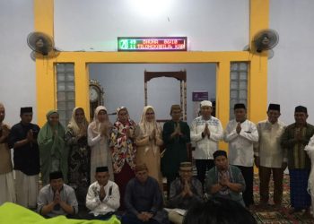 Wabup Merlan S. Uloli saat melakukan Salat Tarawih dalam rangka Safari Ramadan di Masjid Al-Misbah, Desa Bongoime, Kecamatan Tilongkabila, Senin (3/4/2023).