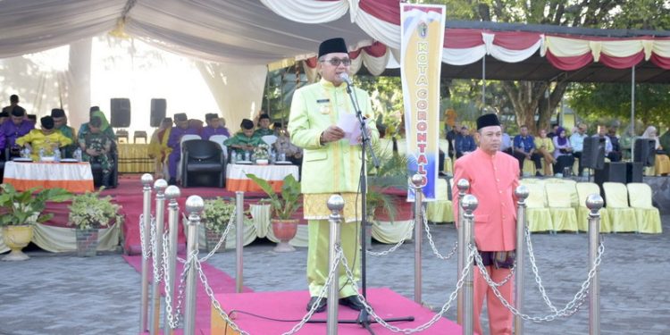 Walikota Gorontalo, Marten Taha saat melaksanakan Upacara Peringatan Hari Pendidikan Nasional pada, Selasa (2/5/2023). (Foto: Humas)