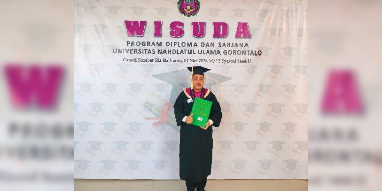 Ketua DPRD Kabupaten Bone Bolango, Halid Tangahu resmi diwisuda Sarjana Hukum di Universitas Nahdatul Ulama Gorontalo di Grand Sumberia Ballroom, Kamis (4/5/2023).