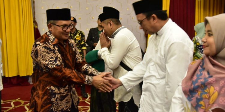 Wali Kota Gorontalo, Marten Taha mengahdiri Pelantikan Pengurus Wilayah NU Provinsi Gorontalo periode 2022-2027 di Hotel Grand Q, Kamis (4/5/2023). (Foto: Humas)