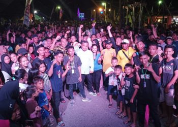 Wakil Bupati Gorontalo, Hendra S Hemeto bersama Ratusan warga ikut semarakkan lebaran di Desa Lupoyo, Kecamatan Telaga Biru, Kabupaten Gorontalo, Jumat (5/5/2023). (Foto: Humas)