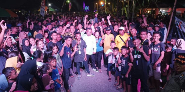 Wakil Bupati Gorontalo, Hendra S Hemeto bersama Ratusan warga ikut semarakkan lebaran di Desa Lupoyo, Kecamatan Telaga Biru, Kabupaten Gorontalo, Jumat (5/5/2023). (Foto: Humas)