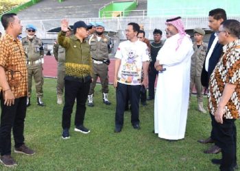 Penjabat Gubernur Gorontalo, Hamka Hendra Noer, saat meninjau lapangan Stadion Merdeka, Kota Gorontalo, bersama Presiden AMFC, Mohammad Hesham Aldousari, Jumat (5/5/2023).