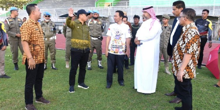 Penjabat Gubernur Gorontalo, Hamka Hendra Noer, saat meninjau lapangan Stadion Merdeka, Kota Gorontalo, bersama Presiden AMFC, Mohammad Hesham Aldousari, Jumat (5/5/2023).
