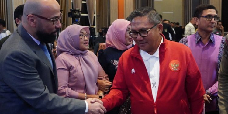 Walikota Gorontalo, Marten Taha mengajak masyarakat untuk ikut mensupport pelaksanaan Asian Mini Football Championship (AMFC) 2023 saat ia melaksanakan kegiatan Drawing Asian Mini Football Championship 2023,Sabtu (6/05/2023). (Foto: Humas)