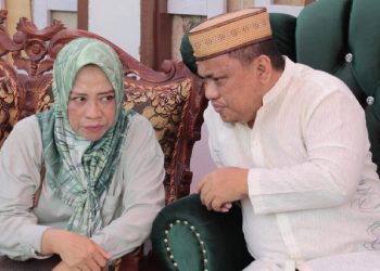 Wakil Bupati Gorontalo, Hendra Hemeto bersama Camat Telaga Jaya dalam kegiatan Gebyar Ketupat yang di laksanakan oleh Karang Tarun Desa Buhu Kecamatan Telaga Jaya, Sabtu (6/5/2023).
