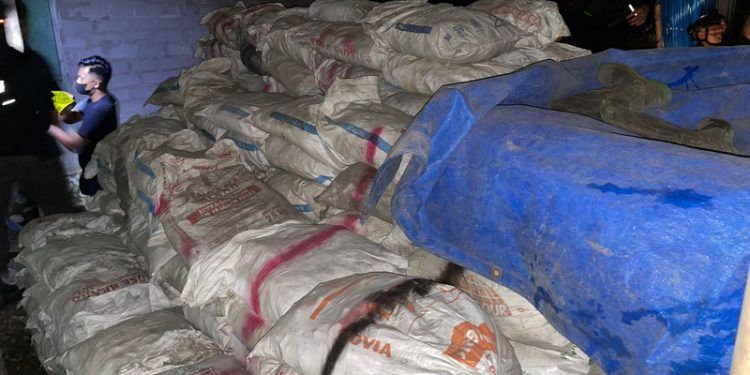 Kapolda Gorontalo, Irjen Pol Angesta Romano Yoyol menyita gudang batu hitam di Suwawa Timur Senin (15/5/2023).