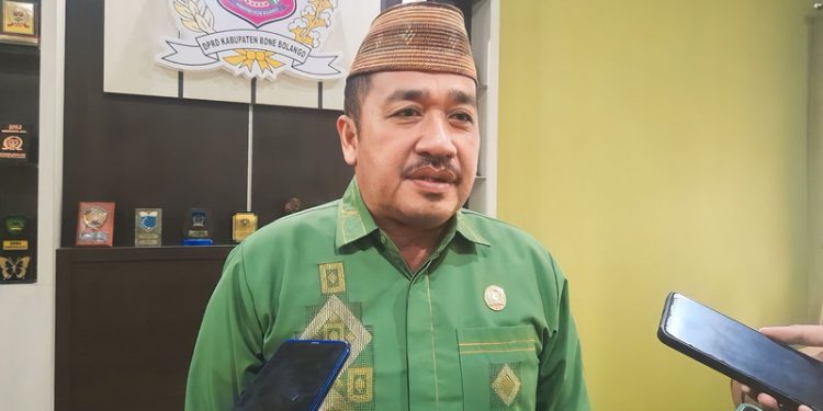 Ketua DPRD Kabupaten Bone Bolango, Halid Tangahu.