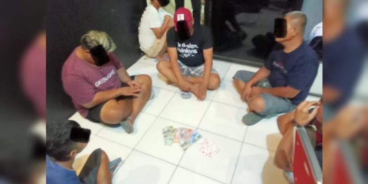 7 orang pelaku judi kartu domino,masing-masing AM (35), DS (35), IL (52), ZP (36), RP (23), M (45) dan SA (26).