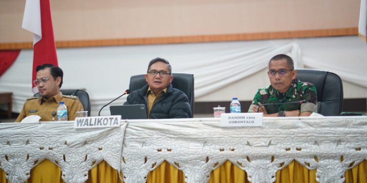 Wali Kota Gorontalo, Marten Taha memaparkan best practice pengendalian inflasi Kota Gorontalo, Senin (22/5/2023). (Foto: Humas)