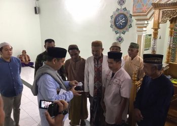 Bupati Hamim Pou saat menyerahkan bantuan pengeras suara disalah satu masjid yang ada di Desa Longalo, Kecamatan Bulango Utara, Senin (10/4/2023). (Foto Fauzi/Magang Diskominfo)