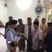 Bupati Hamim Pou saat menyerahkan bantuan pengeras suara disalah satu masjid yang ada di Desa Longalo, Kecamatan Bulango Utara, Senin (10/4/2023). (Foto Fauzi/Magang Diskominfo)