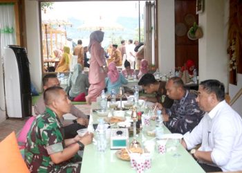 Bupati Hamim Pou bersama jajaran Forkopimda saat menikmati makanan yang disediakan oleh UMKM pada Resepsi Peringatan Hari Kartini Bone Bolango, di Belle Palengi Chalentik, Selasa (9/5/2023). (Foto Onal/Prokopim)