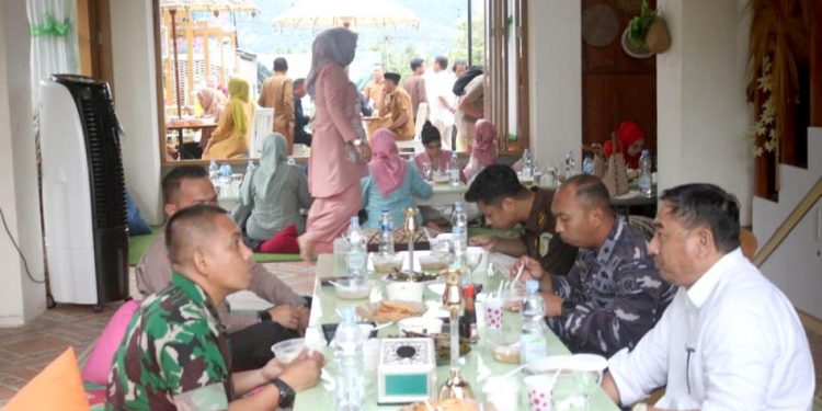 Bupati Hamim Pou bersama jajaran Forkopimda saat menikmati makanan yang disediakan oleh UMKM pada Resepsi Peringatan Hari Kartini Bone Bolango, di Belle Palengi Chalentik, Selasa (9/5/2023). (Foto Onal/Prokopim)