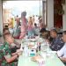 Bupati Hamim Pou bersama jajaran Forkopimda saat menikmati makanan yang disediakan oleh UMKM pada Resepsi Peringatan Hari Kartini Bone Bolango, di Belle Palengi Chalentik, Selasa (9/5/2023). (Foto Onal/Prokopim)