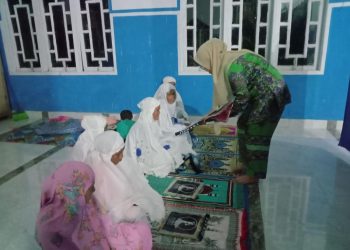 Wabup Merlan saat membagikan bingkisan idul fitri kepada kaum ibu usai pelaksanaan Safari Ramadan di Kecamatan Bulango Ulu, Selasa (11/4/2023). (Foto Amalia/Diskominfo)
