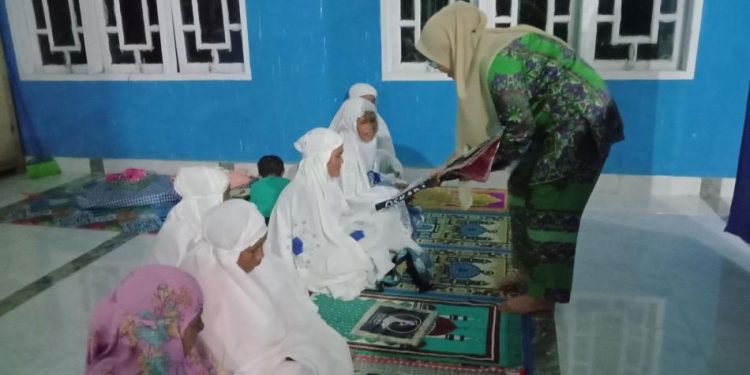 Wabup Merlan saat membagikan bingkisan idul fitri kepada kaum ibu usai pelaksanaan Safari Ramadan di Kecamatan Bulango Ulu, Selasa (11/4/2023). (Foto Amalia/Diskominfo)