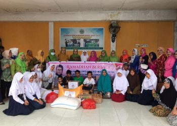 Gabungan Organisasi Wanita Bone Bolango saat menyerahkan bantuan kepada pengurus dan anak yatim piatu di Panti Asuhan At-Taffakur Kecamatan Kabila, Kamis (6/4/2023). (Foto Amalia/Diskominfo )
