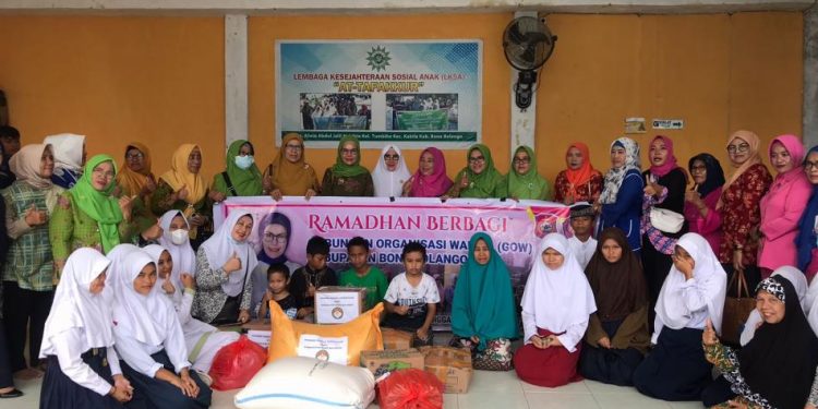 Gabungan Organisasi Wanita Bone Bolango saat menyerahkan bantuan kepada pengurus dan anak yatim piatu di Panti Asuhan At-Taffakur Kecamatan Kabila, Kamis (6/4/2023). (Foto Amalia/Diskominfo )