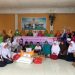 Gabungan Organisasi Wanita Bone Bolango saat menyerahkan bantuan kepada pengurus dan anak yatim piatu di Panti Asuhan At-Taffakur Kecamatan Kabila, Kamis (6/4/2023). (Foto Amalia/Diskominfo )