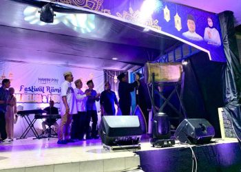 Bupati Hamim Pou saat menabuh bedug tanda dimulainya Festival Lagu Religi dan Bedug Ramadan yang digelar di Lapangan Duano, Suwawa Tengah, Rabu (12/4/2023). (Foto Amalia/Diskominfo)