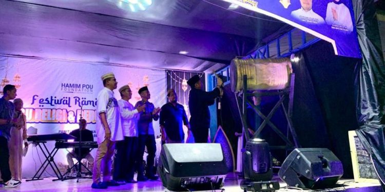 Bupati Hamim Pou saat menabuh bedug tanda dimulainya Festival Lagu Religi dan Bedug Ramadan yang digelar di Lapangan Duano, Suwawa Tengah, Rabu (12/4/2023). (Foto Amalia/Diskominfo)