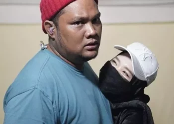Momen Mesra Virgoun dan Istri (Instagram/@virgoun_)