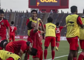 Pesepak bola timnas Indonesia U-22 Muhammad Ferarri (tengah) melakukan selebrasi bersama rekannya mencetak gol ke gawang Vietnam pada pertandingan babak semifinal SEA Games 2023 di National Olympic Stadium, Phnom Penh, Kamboja, Sabtu (13/5/2023). Timnas Indonesia U-22 lolos ke babak final usai mengalahkan tim sepak bola Vietnam dengan skor 3-2. ANTARA FOTO/Muhammad Adimaja/aww.